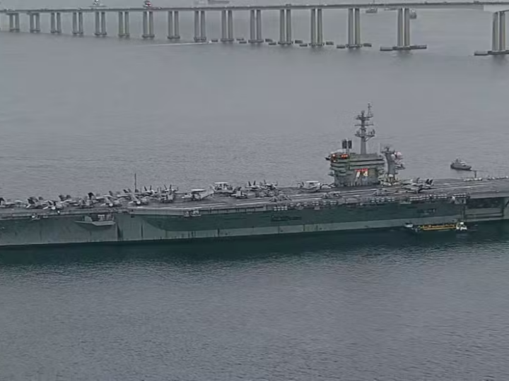 Porta-aviões nuclear USS Nimitz na Baía de Guanabara no Brasil