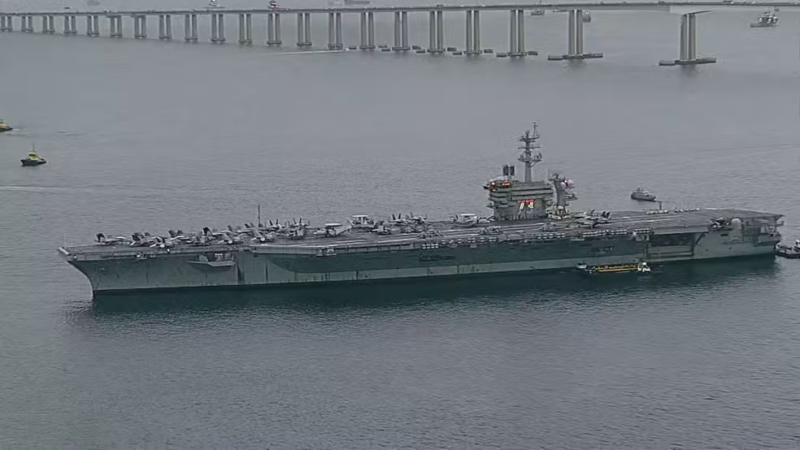 Porta-aviões nuclear USS Nimitz na Baía de Guanabara no Brasil