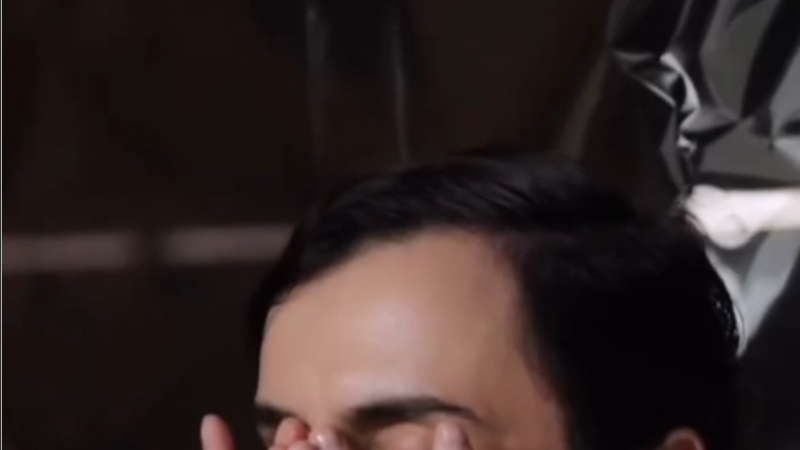 Desesperado, Agustin anuncia desconto de 90% nos “produtos Bolsonaro”.